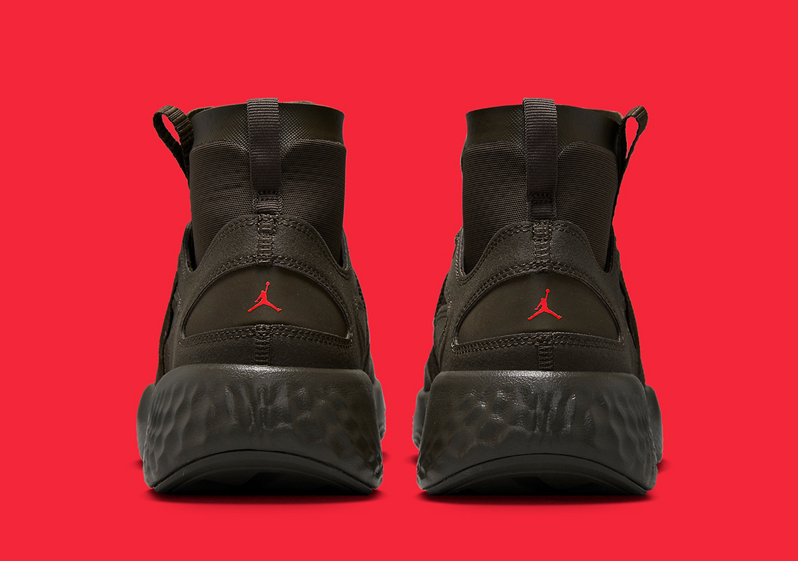 Các điểm nhấn hồng ngoại làm sáng lên chiếc Jordan Delta 3 Mid này - 5