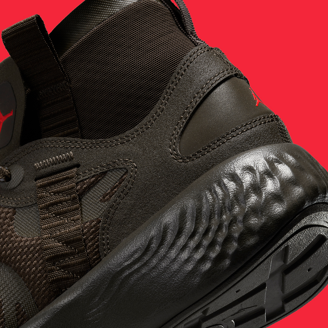 Các điểm nhấn hồng ngoại làm sáng lên chiếc Jordan Delta 3 Mid này - 7