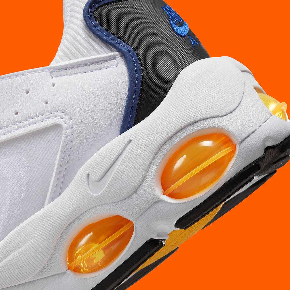 Các điểm nhấn màu cam an toàn mang lại vẻ sống động cho GS Nike Air Max TW - 7