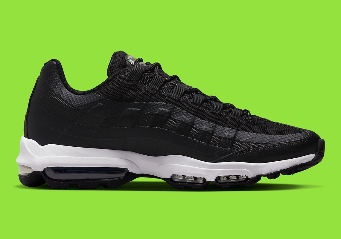 Các điểm nhấn màu neon làm bừng sáng Nike Air Max 95 Ultra vốn đã ảm đạm - 3
