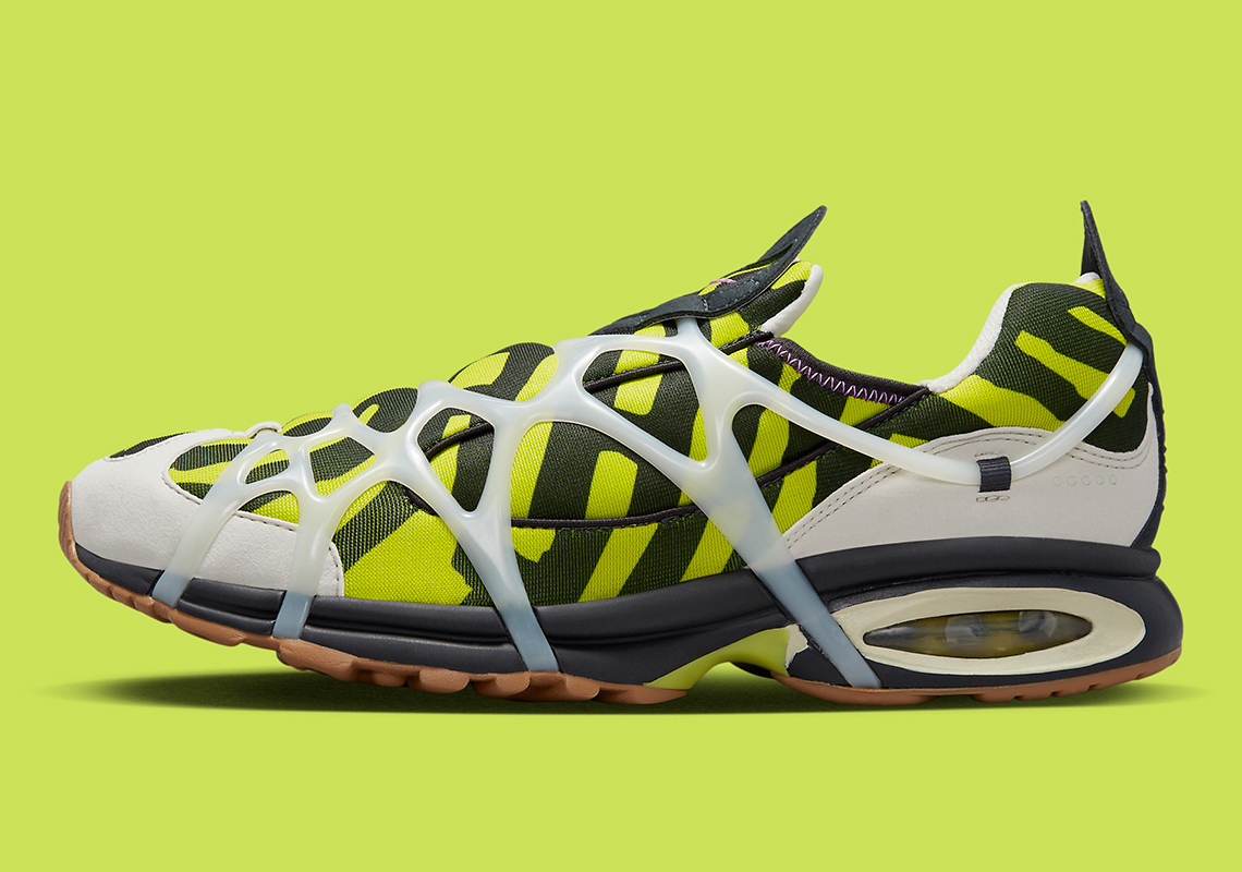 Các họa tiết kẻ sọc tạo nên một trong những phối màu bận rộn nhất của Nike Air Kukini - 2