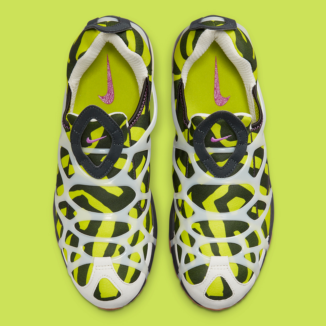 Các họa tiết kẻ sọc tạo nên một trong những phối màu bận rộn nhất của Nike Air Kukini - 4