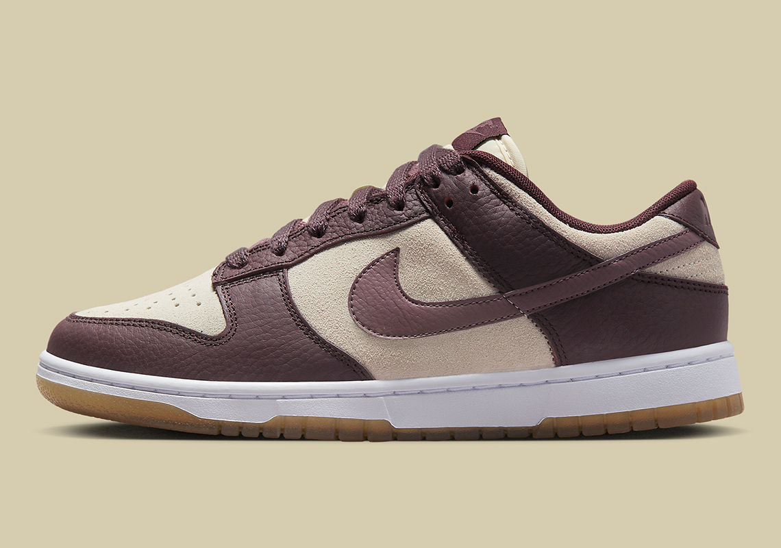 Các màu Coconut Milk và Plum Eclipse kết hợp với nhau trên Nike Dunk Low này - 1