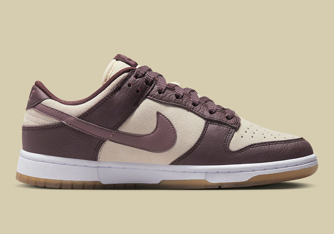 Các màu Coconut Milk và Plum Eclipse kết hợp với nhau trên Nike Dunk Low này - 3