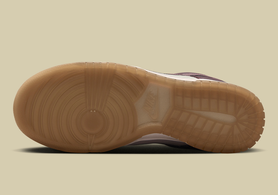 Các màu Coconut Milk và Plum Eclipse kết hợp với nhau trên Nike Dunk Low này - 6