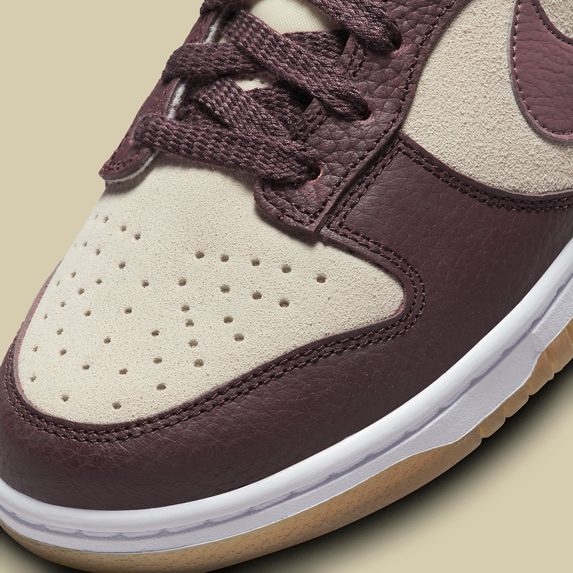 Các màu Coconut Milk và Plum Eclipse kết hợp với nhau trên Nike Dunk Low này - 7