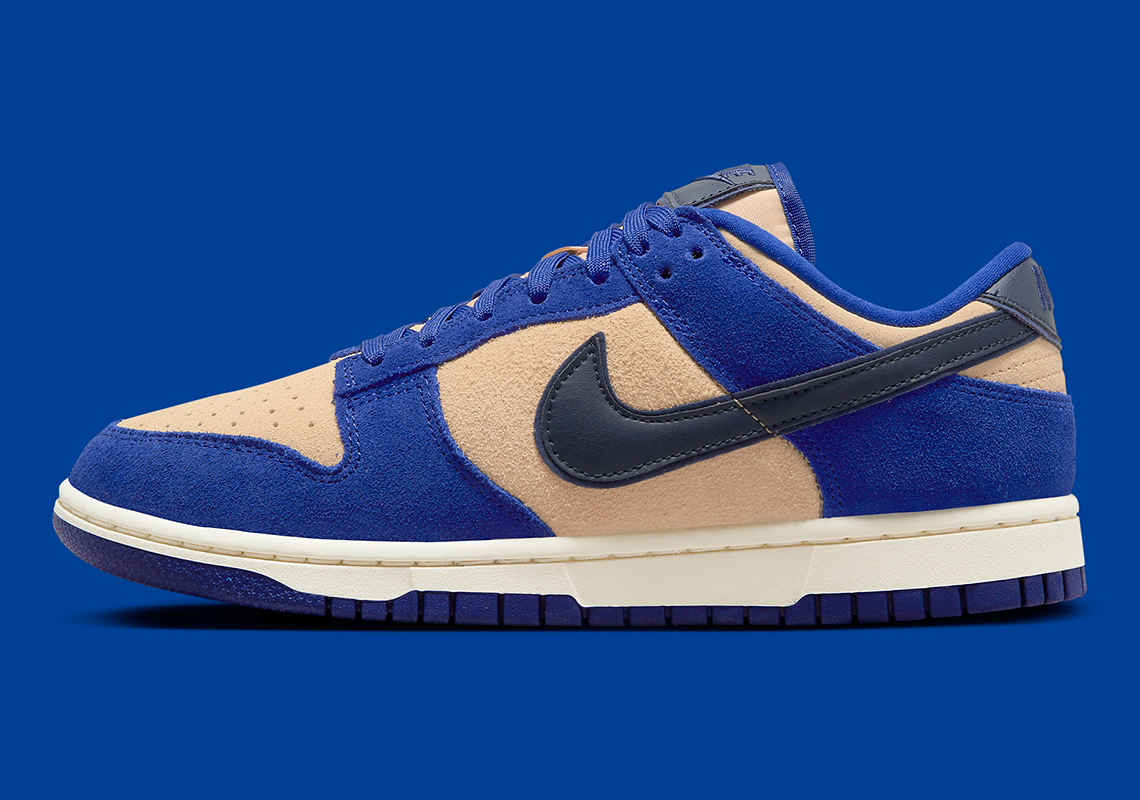 Các màu "Royal/Black/Tan" được kết hợp trên mẫu Nike Dunk Low LX mới nhất