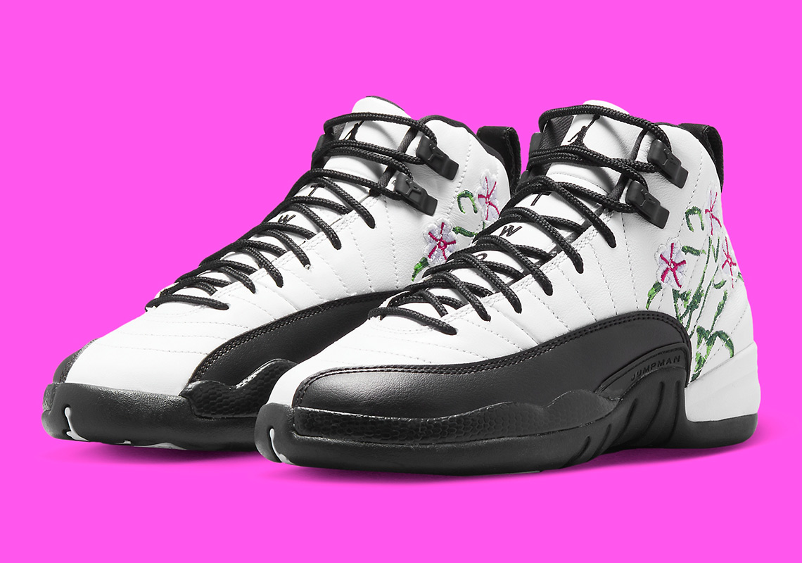 Các mẫu thêu hoa được trang trí trên Air Jordan 12 cho các bé gái sắp tới này - 2