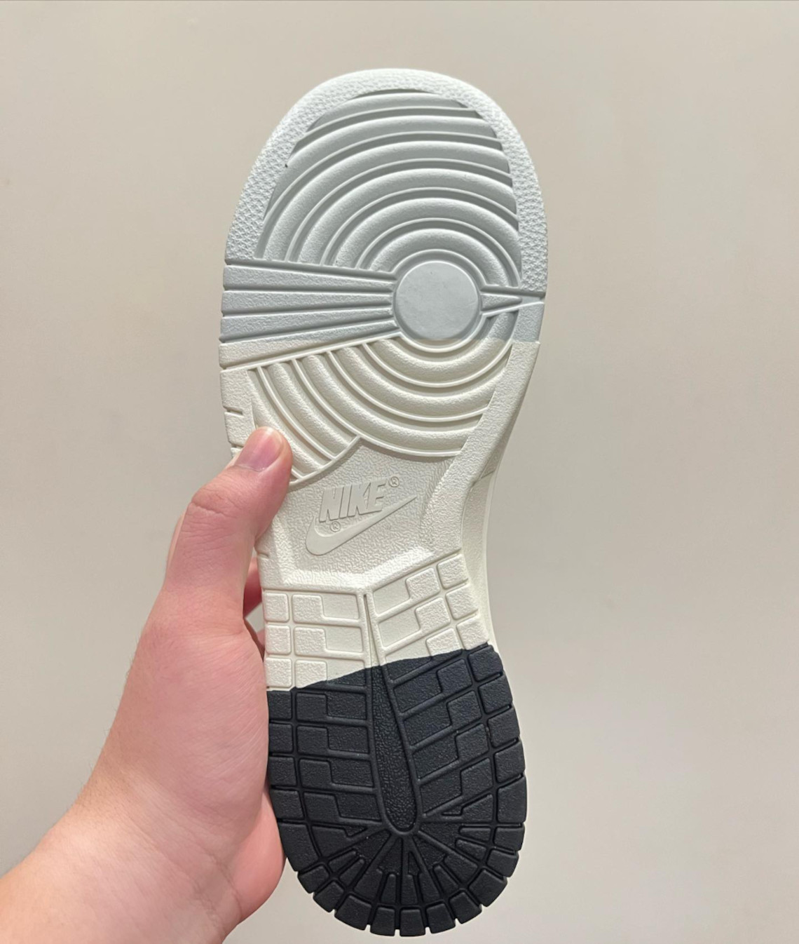 Các thí nghiệm của Nike với đế ba màu trên Dunk Low Chicago dự kiến năm 2023 - 4