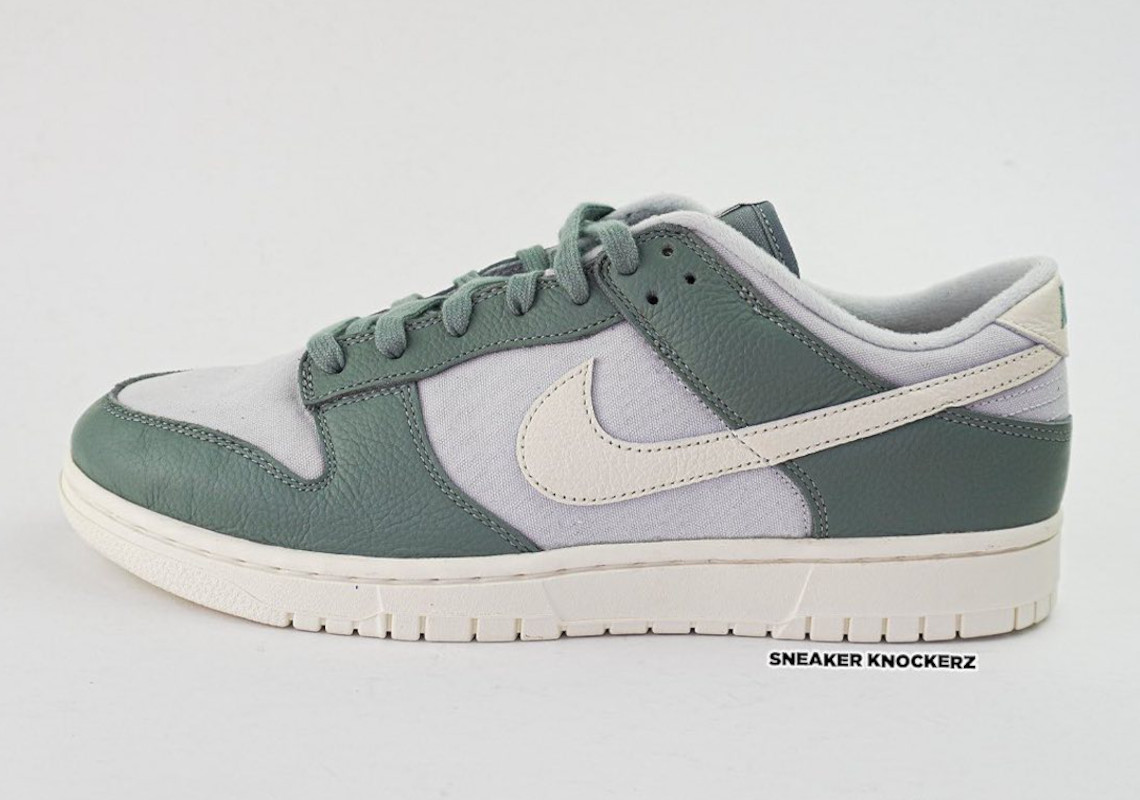 Canvas và da kết hợp với nhau trên Nike Dunk Low Green/Cream cho năm 2023 - 1