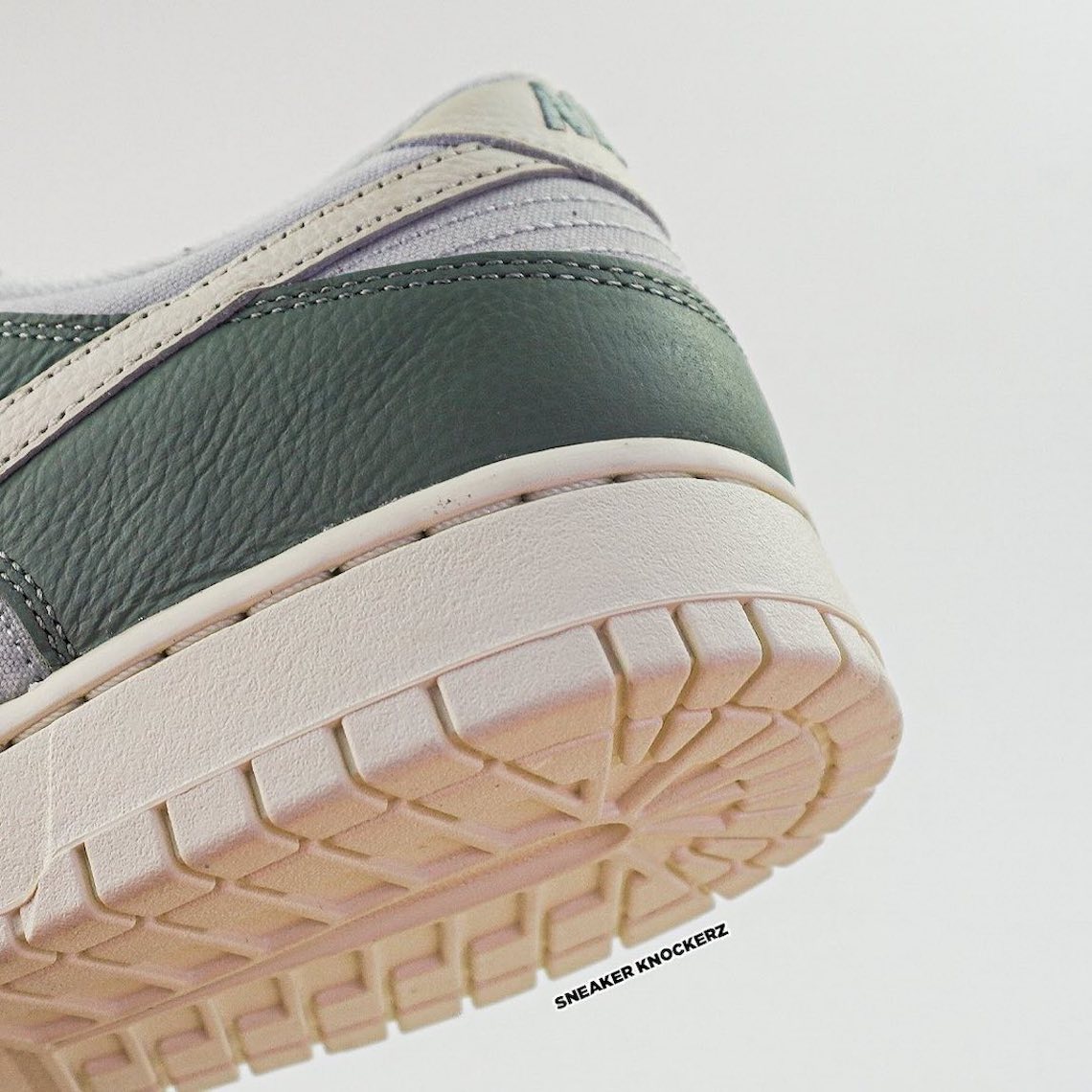 Canvas và da kết hợp với nhau trên Nike Dunk Low Green/Cream cho năm 2023 - 5