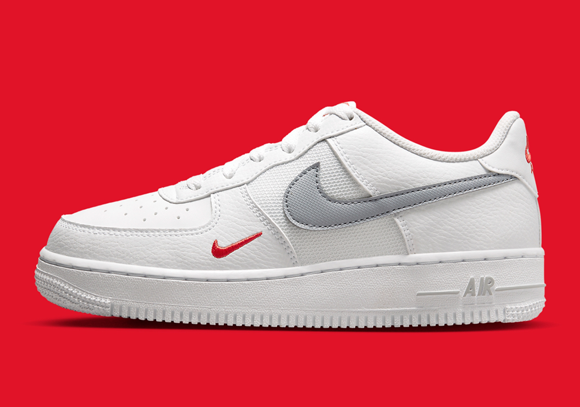 Cặp sọc đỏ và xám làm nổi bật GS Nike Air Force 1 Low này - 1