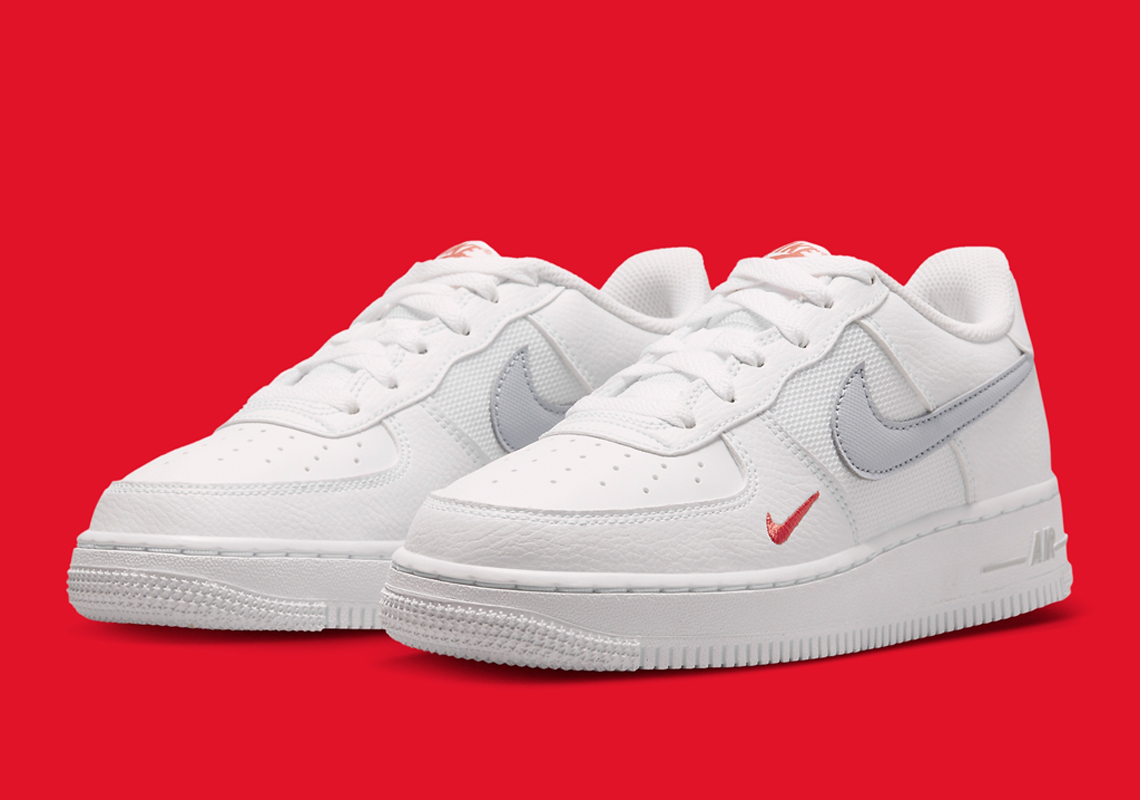 Cặp sọc đỏ và xám làm nổi bật GS Nike Air Force 1 Low này - 2