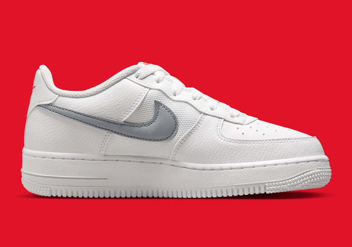 Cặp sọc đỏ và xám làm nổi bật GS Nike Air Force 1 Low này - 3