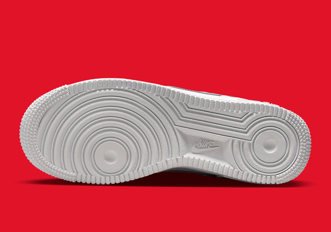 Cặp sọc đỏ và xám làm nổi bật GS Nike Air Force 1 Low này - 5