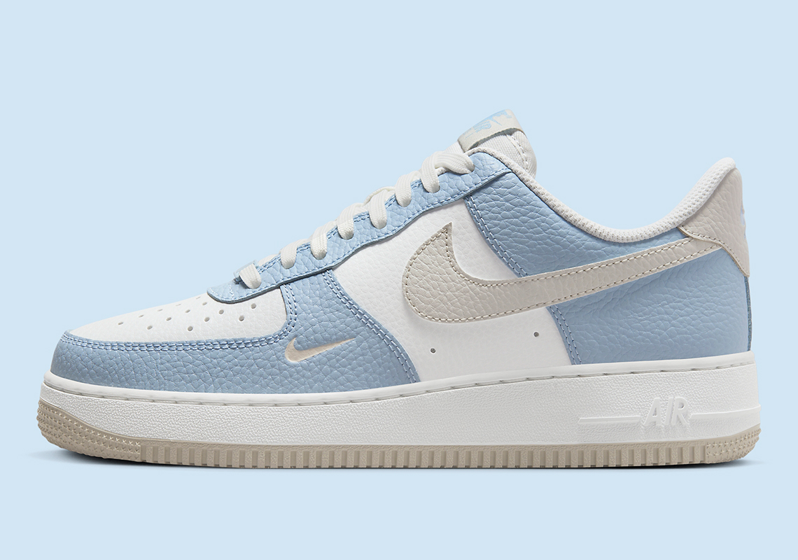 Chất liệu da lộn làm nổi bật đôi Nike Air Force 1 này cho mùa xuân 2024 - 2