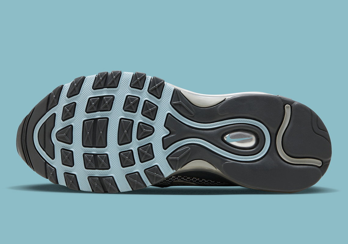 Chi tiết Chrome cùng điểm nhấn cho Nike Air Max 97 màu đen tối - 7