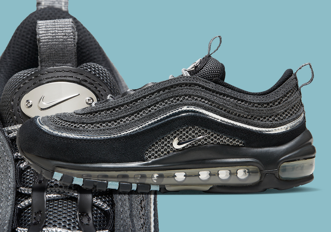 Chi tiết Chrome cùng điểm nhấn cho Nike Air Max 97 màu đen tối