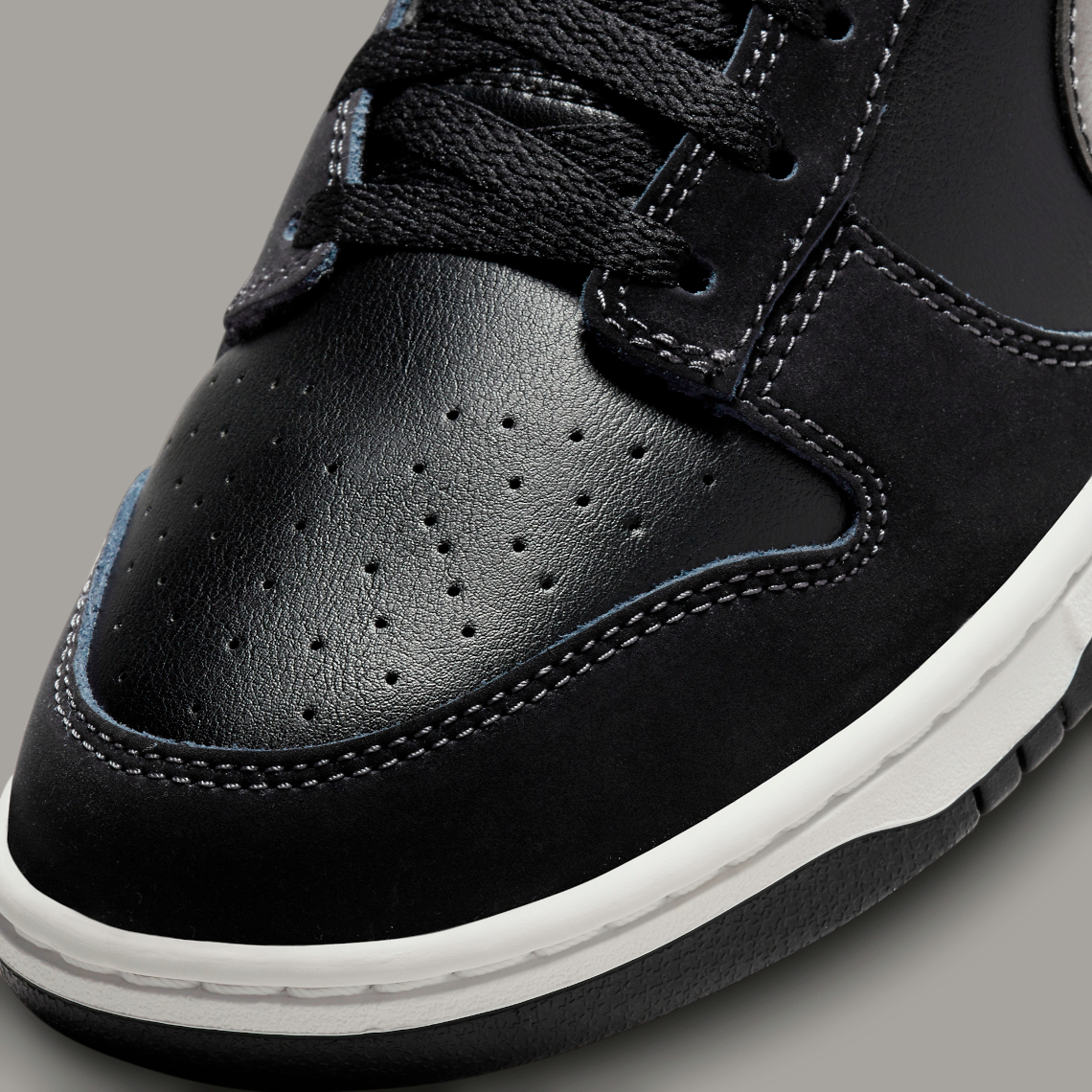 Chi tiết phun sơn giúp mang tính cách đến cho phiên bản Nike Dunk Low màu Đen này. - 7