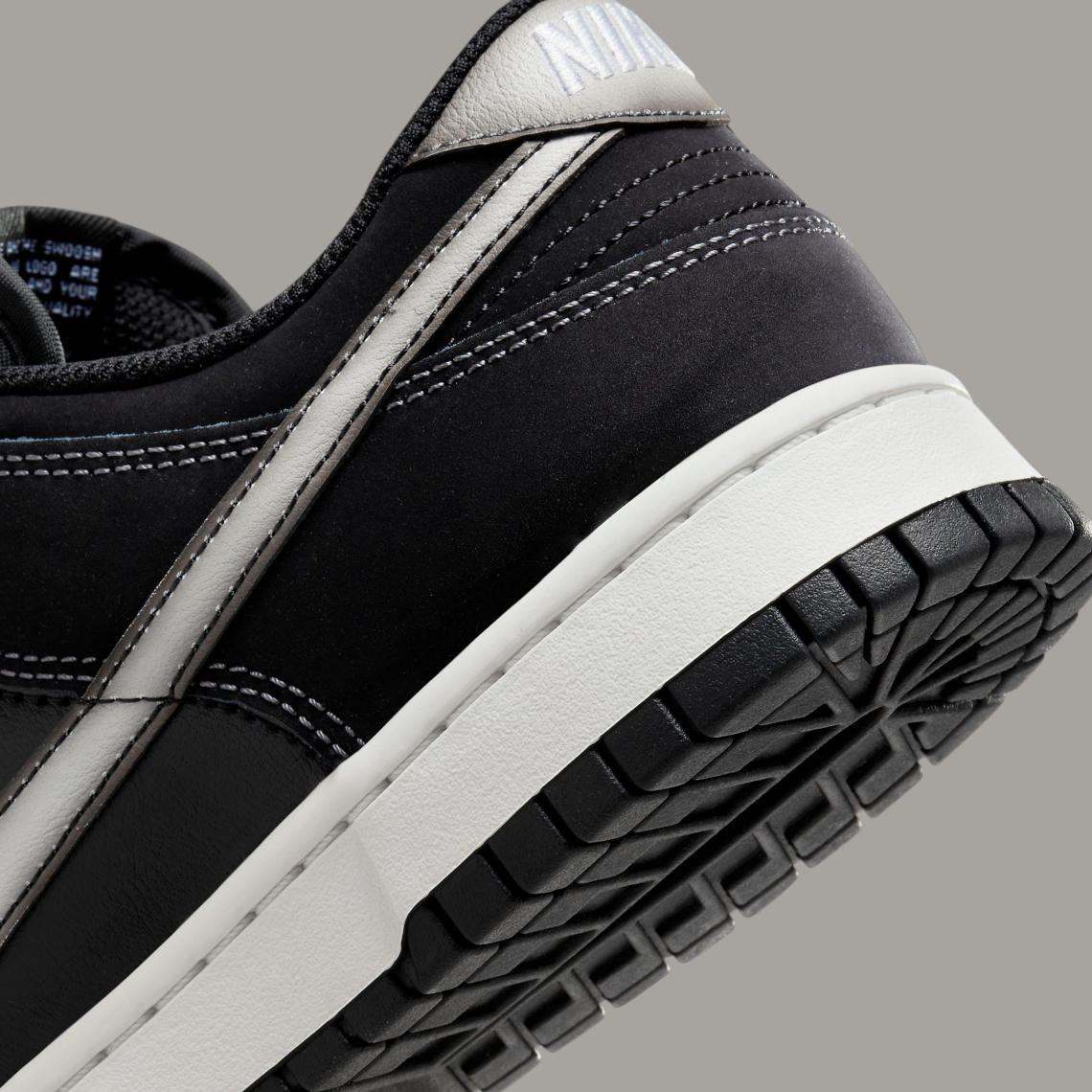 Chi tiết phun sơn giúp mang tính cách đến cho phiên bản Nike Dunk Low màu Đen này. - 8