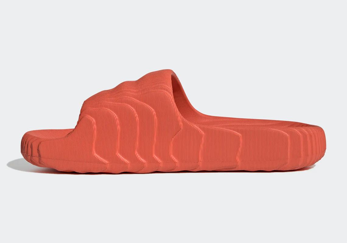 Chiếc áo khoác Pre-loved Red của adidas Adilette 22 - 4