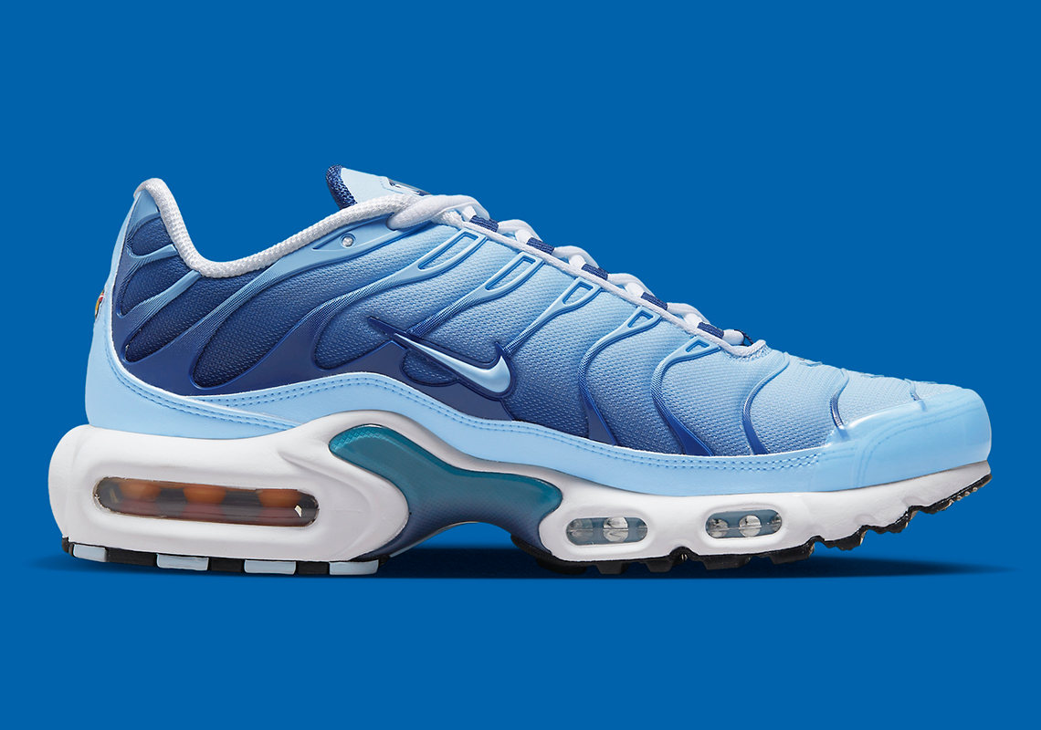 'Collegiate Blue Gradient' bao phủ trên bề mặt của Nike Air Max Plus - 4