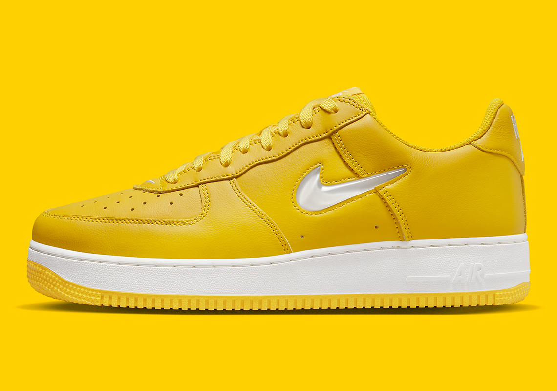 Color Of The Month của Nike bao gồm Air Force 1 Low này với màu vàng rực rỡ - 1