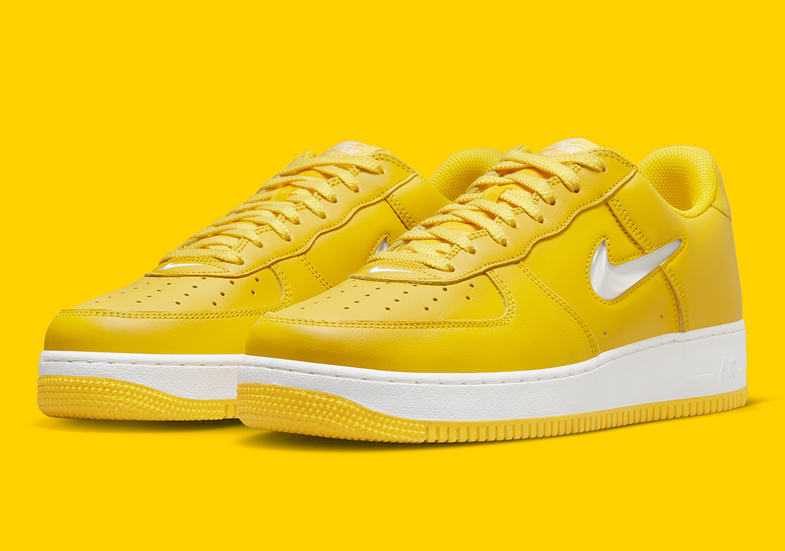 Color Of The Month của Nike bao gồm Air Force 1 Low này với màu vàng rực rỡ - 2