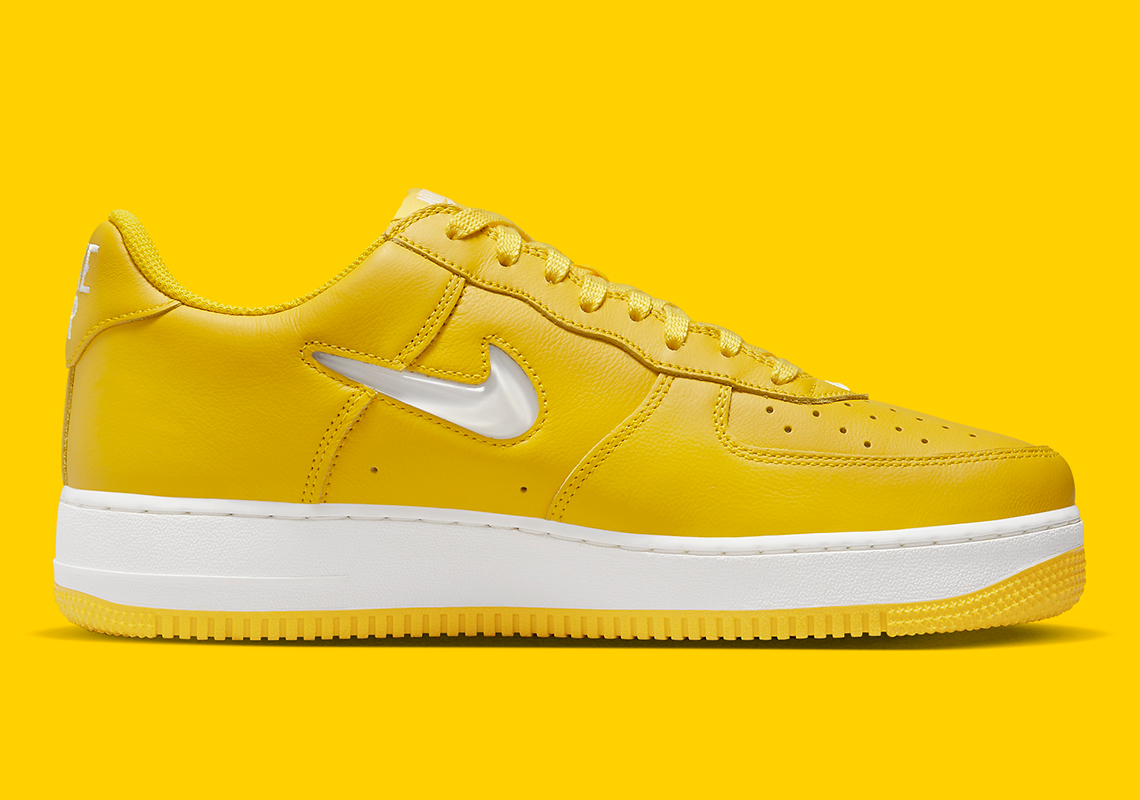 Color Of The Month của Nike bao gồm Air Force 1 Low này với màu vàng rực rỡ - 3