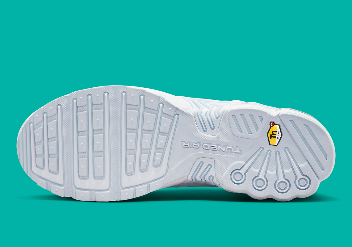 Cụm logo swoosh xuất hiện trên Nike Air Max Plus 3 - 6