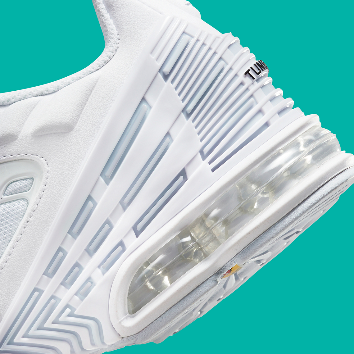 Cụm logo swoosh xuất hiện trên Nike Air Max Plus 3 - 7