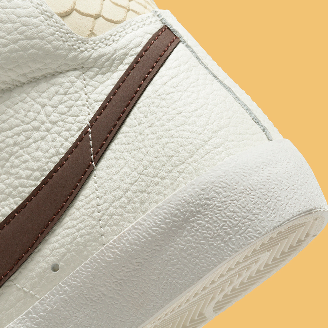 Cùng khám phá đôi giày sneaker Nike Blazer Mid 77 Python Heel - 9
