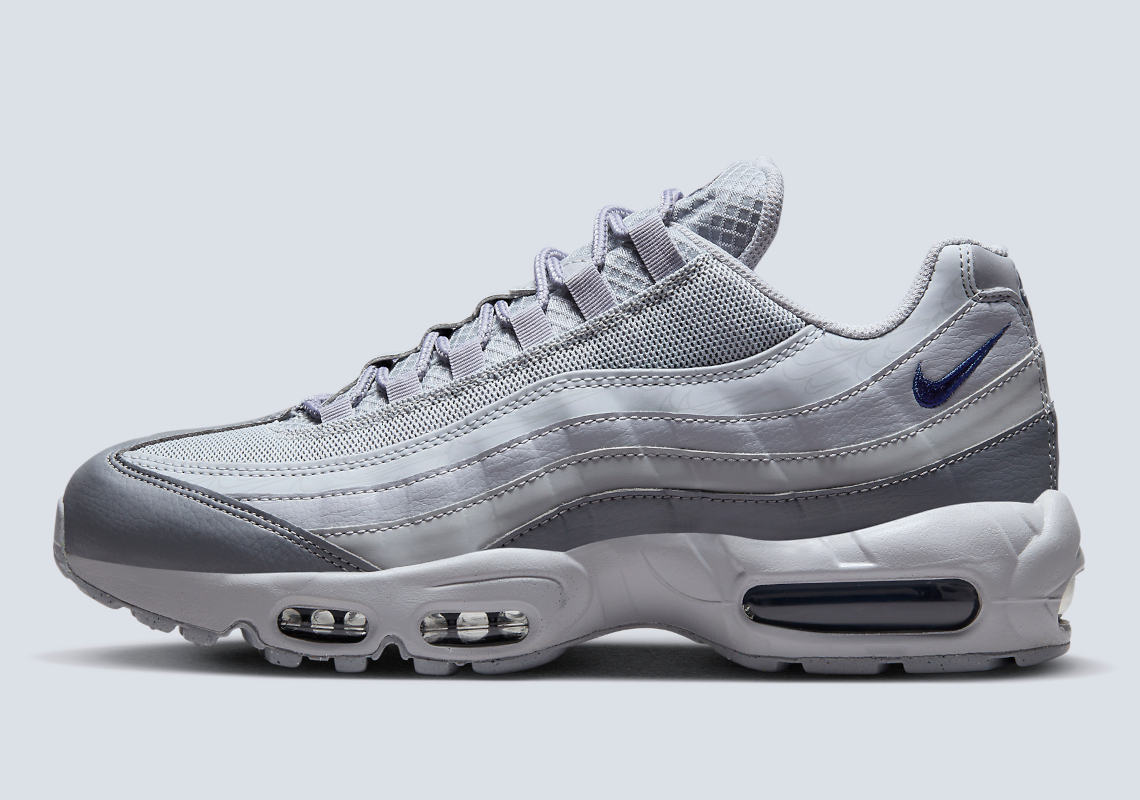 Cùng ngắm hình ảnh của mẫu giày sneaker Nike Air Max 95 "Grey/Midnight Navy"