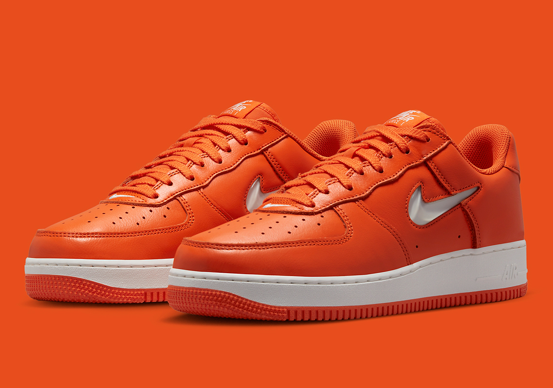 Cùng ngắm mẫu giày Nike Air Force 1 với màu University Orange - 1