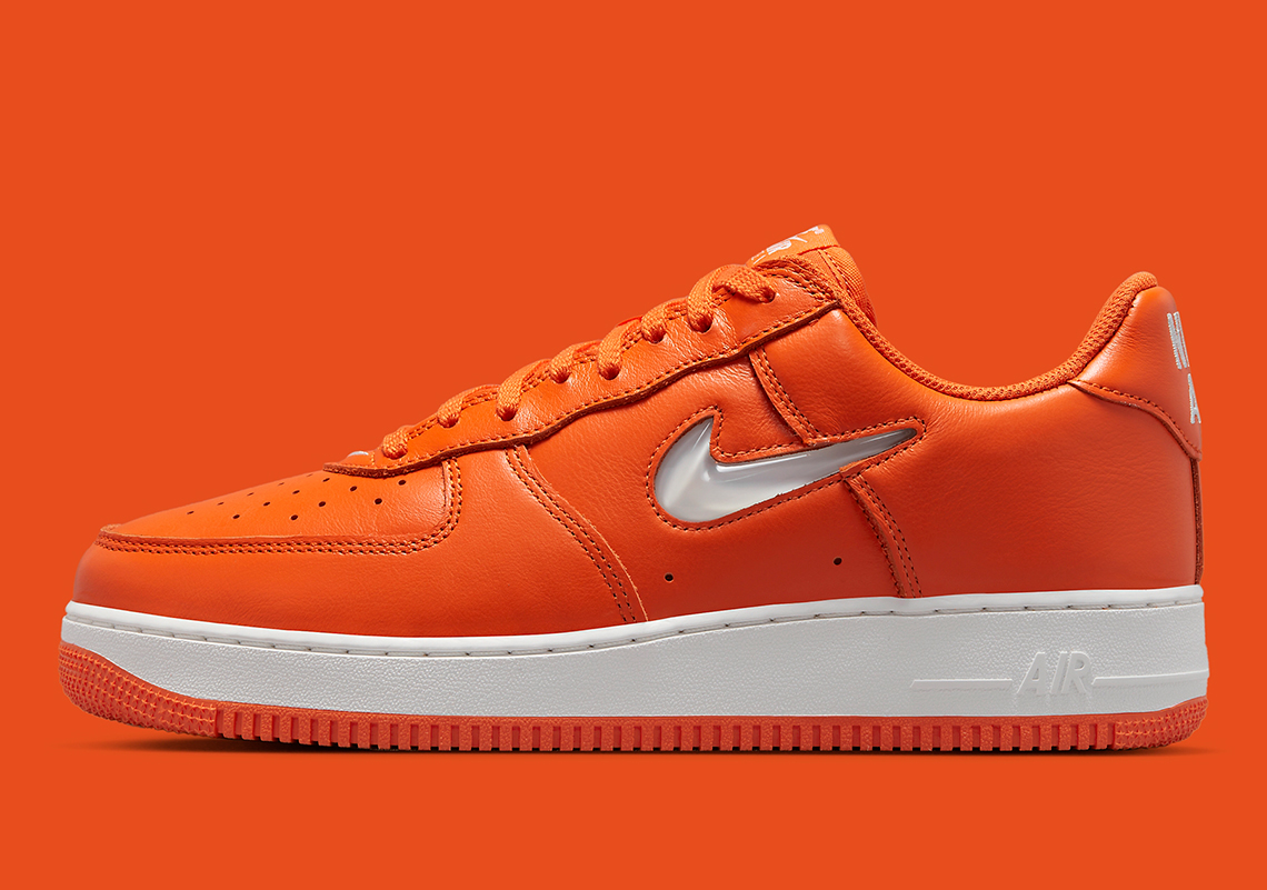 Cùng ngắm mẫu giày Nike Air Force 1 với màu University Orange - 2