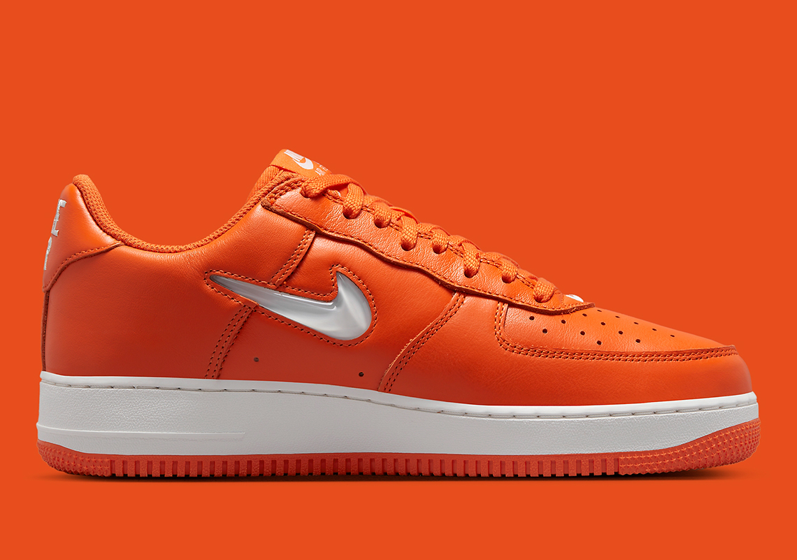 Cùng ngắm mẫu giày Nike Air Force 1 với màu University Orange - 3
