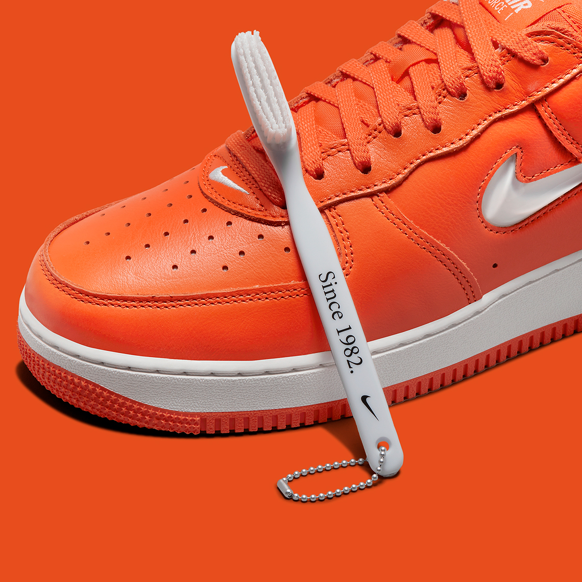 Cùng ngắm mẫu giày Nike Air Force 1 với màu University Orange - 6