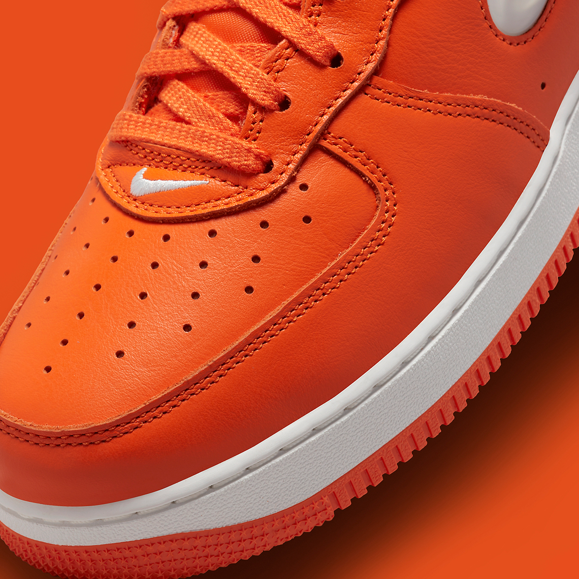 Cùng ngắm mẫu giày Nike Air Force 1 với màu University Orange - 7