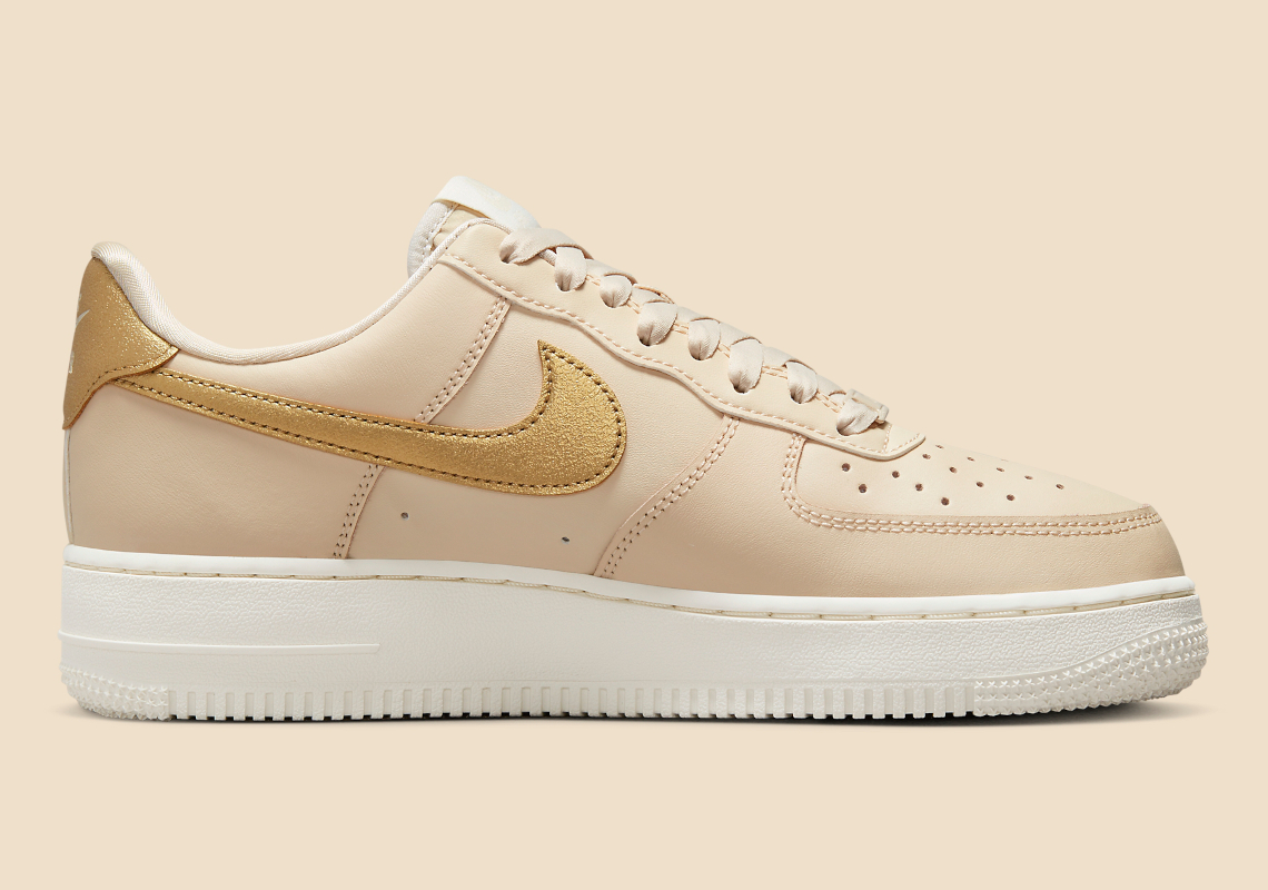 Da màu be và logo vàng kết hợp với nhau trên Nike Air Force 1 này - 3