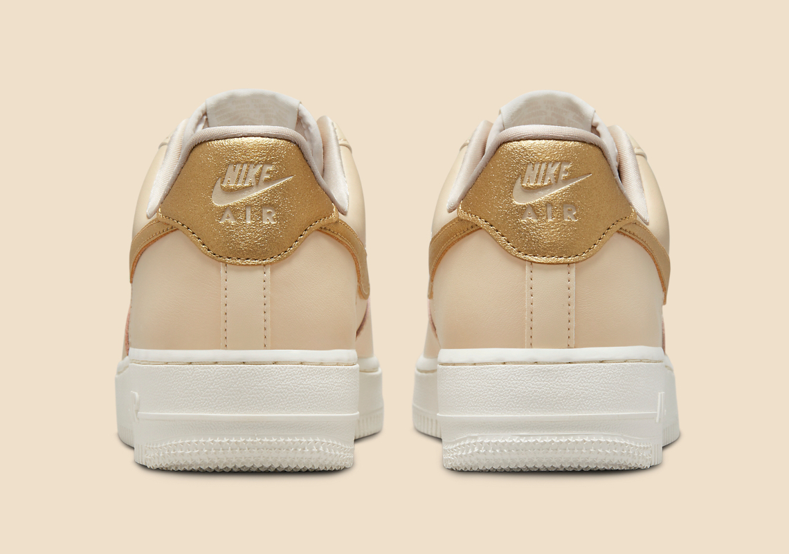 Da màu be và logo vàng kết hợp với nhau trên Nike Air Force 1 này - 5