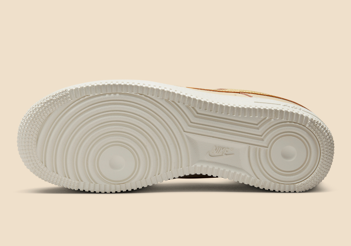 Da màu be và logo vàng kết hợp với nhau trên Nike Air Force 1 này - 6