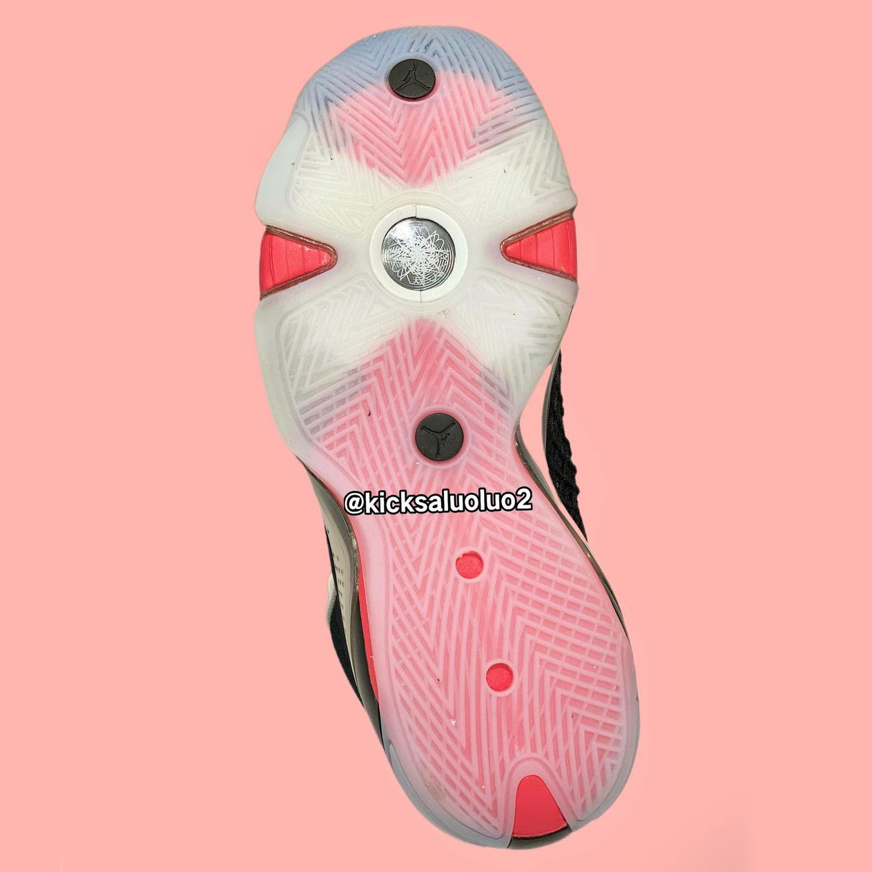 Đánh giá chi tiết của mẫu giày sneaker Air Jordan 38 - 4