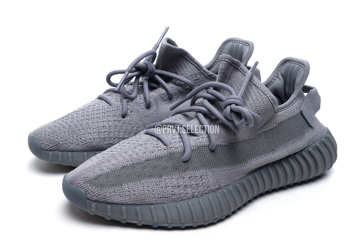 Đây có thể là đôi adidas Yeezy Boost 350 v2 đầu tiên được phát hành năm 2023 - 3