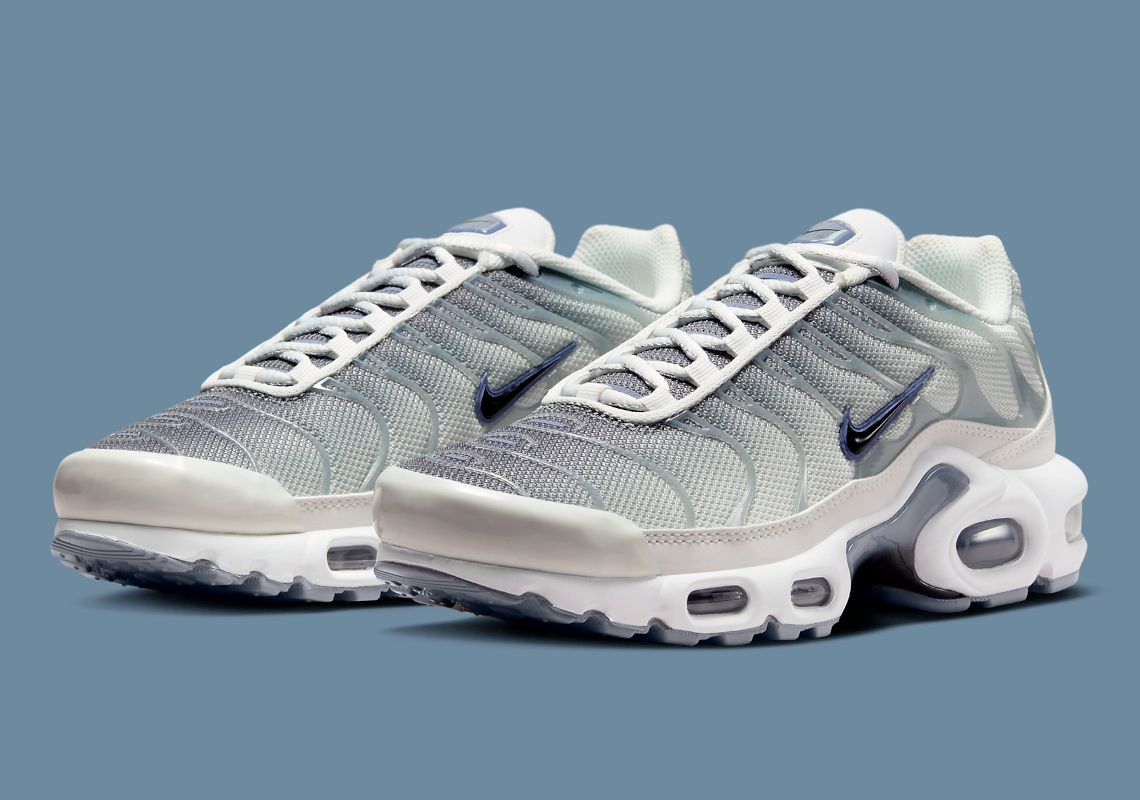 Điểm nhấn của đôi giày Nike Air Max Plus mới: Màu xanh ngọc nổi bật trên các bong bóng của giày màu trắng Off White - 1