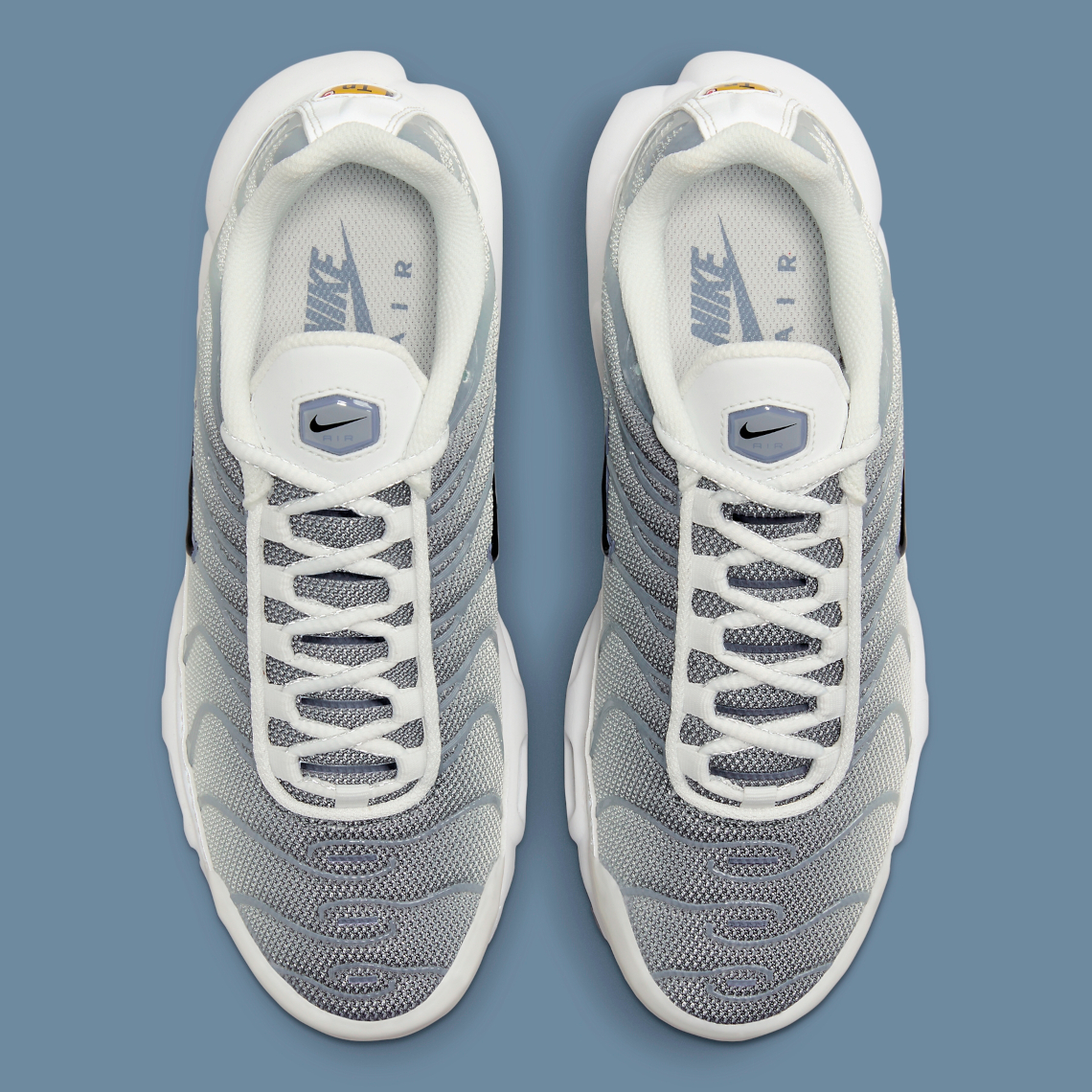 Điểm nhấn của đôi giày Nike Air Max Plus mới: Màu xanh ngọc nổi bật trên các bong bóng của giày màu trắng Off White - 4