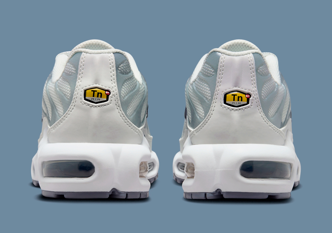 Điểm nhấn của đôi giày Nike Air Max Plus mới: Màu xanh ngọc nổi bật trên các bong bóng của giày màu trắng Off White - 5