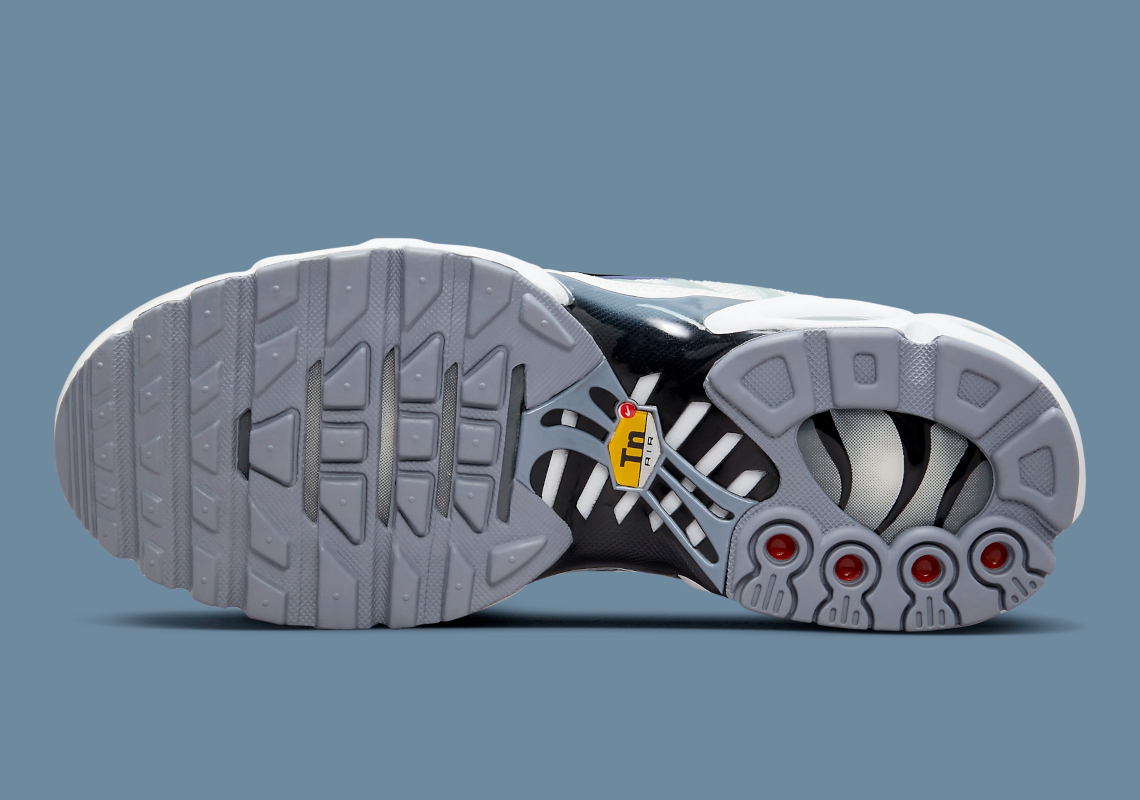 Điểm nhấn của đôi giày Nike Air Max Plus mới: Màu xanh ngọc nổi bật trên các bong bóng của giày màu trắng Off White - 6