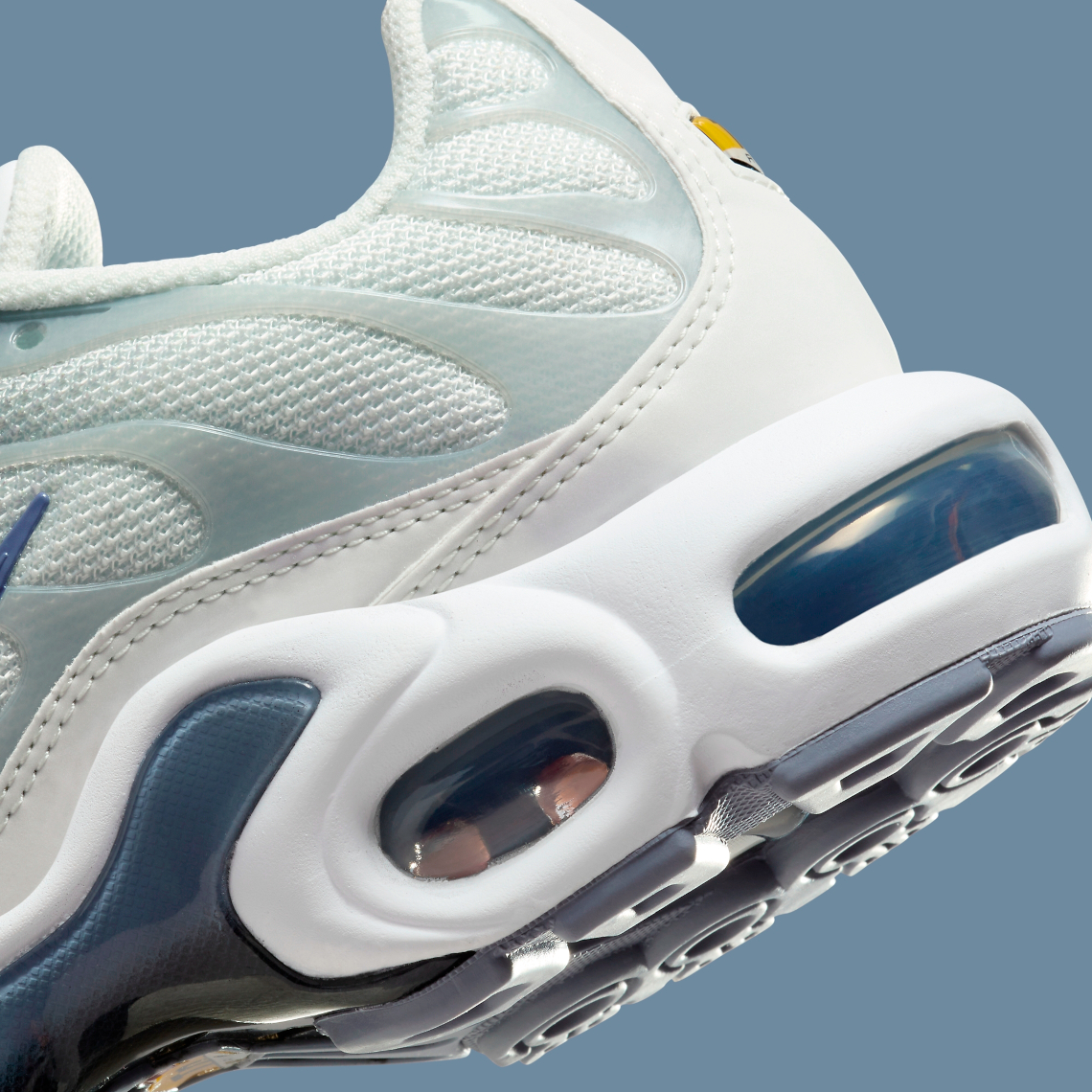 Điểm nhấn của đôi giày Nike Air Max Plus mới: Màu xanh ngọc nổi bật trên các bong bóng của giày màu trắng Off White - 8