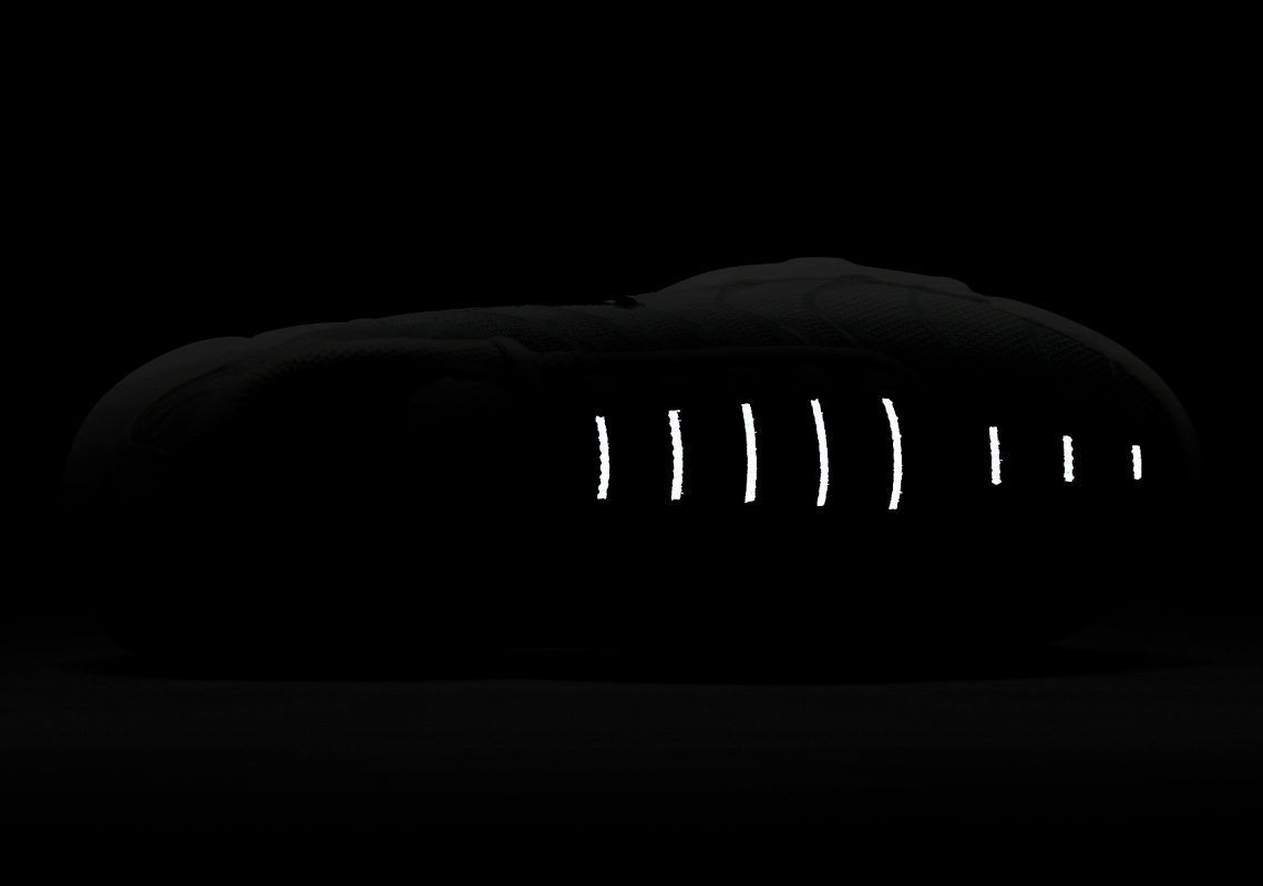 Điểm nhấn của đôi giày Nike Air Max Plus mới: Màu xanh ngọc nổi bật trên các bong bóng của giày màu trắng Off White - 9