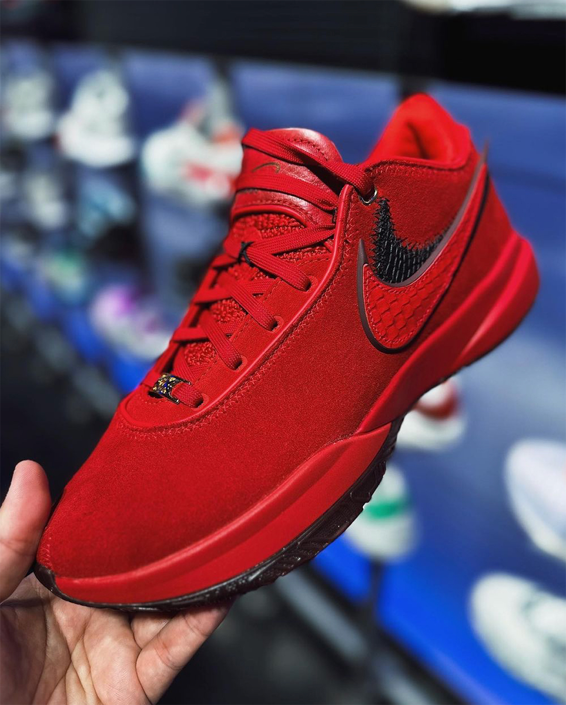 Điều đầu tiên khiến tôi chú ý về Nike LeBron 20 Liverpool là thiết kế độc đáo - 2